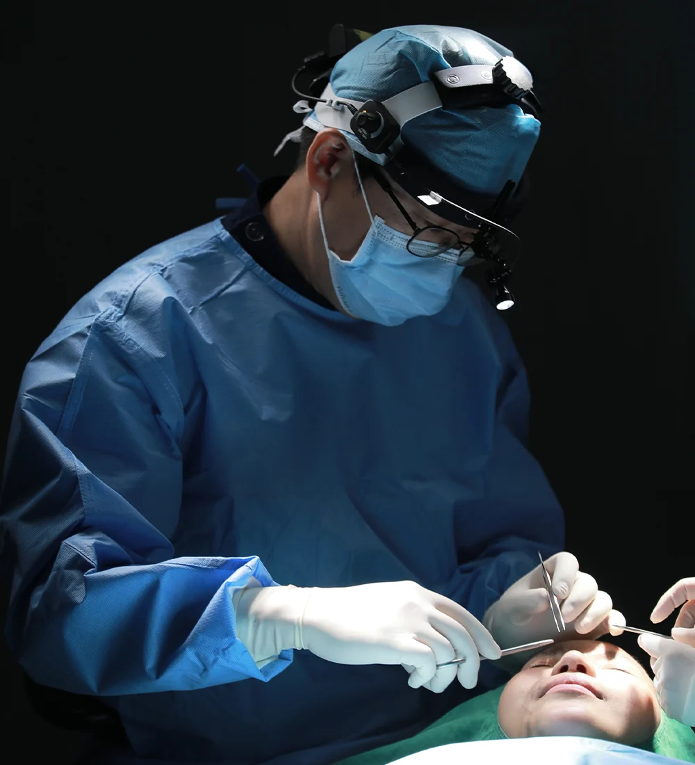 Dr. In-Soo Baek performing surgery at Garnet Plastic Surgery, Apgujeong