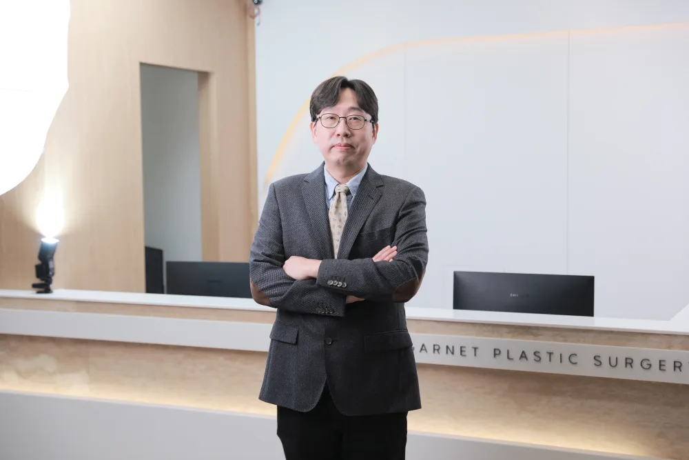 Dr. In-Soo Baek, board-certified plastic surgeon and director of Garnet Plastic Surgery, Apgujeong Seoul